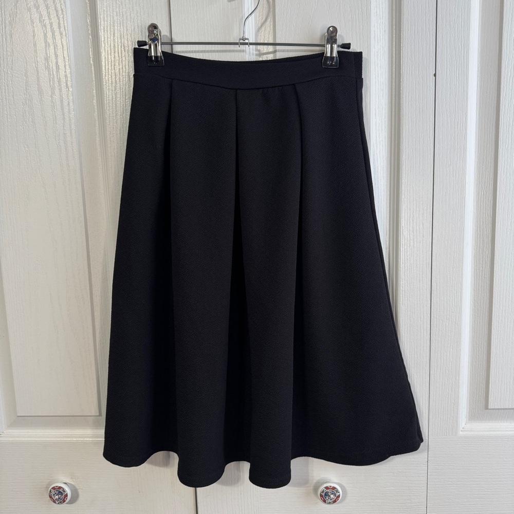 Park Avenue black pleated pull on skirt‎
